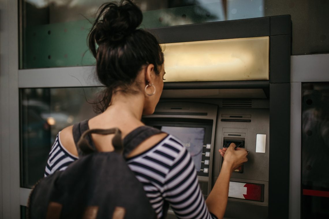 ZPS opozarja pred provizijami pri dvigih na bankomatih na Hrvaškem