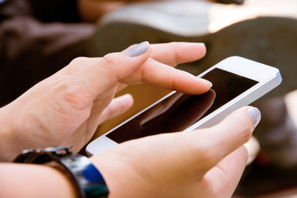 Akos poziva k previdnosti pri uporabi mobilnih omrežij blizu zunanjih mej EU