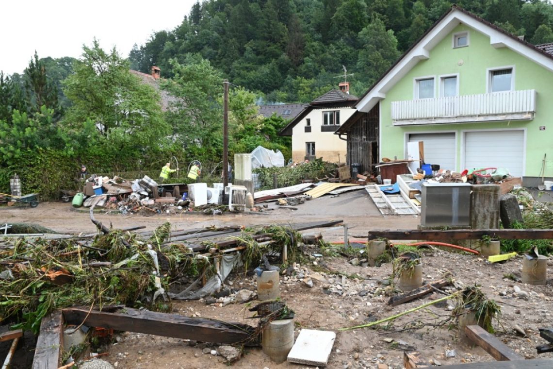 Po podatkih civilne zaščite danes pri sanaciji po poplavah pomaga približno 3000 prostovoljcev 