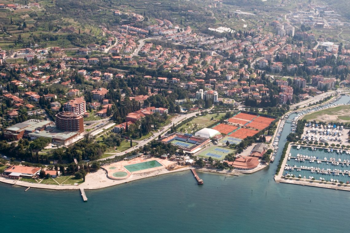 V Portorožu avto v morje, dve smrtni žrtvi