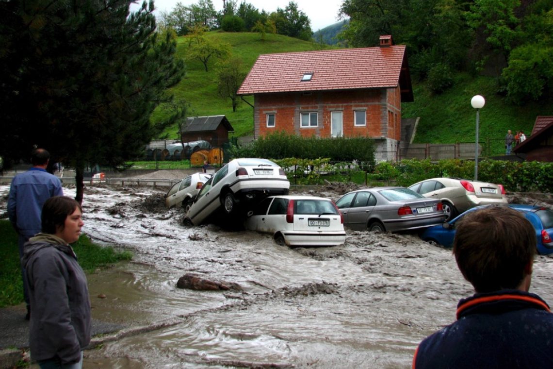Vlada za odpravo škode po ujmah iz proračunske rezerve zagotovila 238,3 milijona evrov 