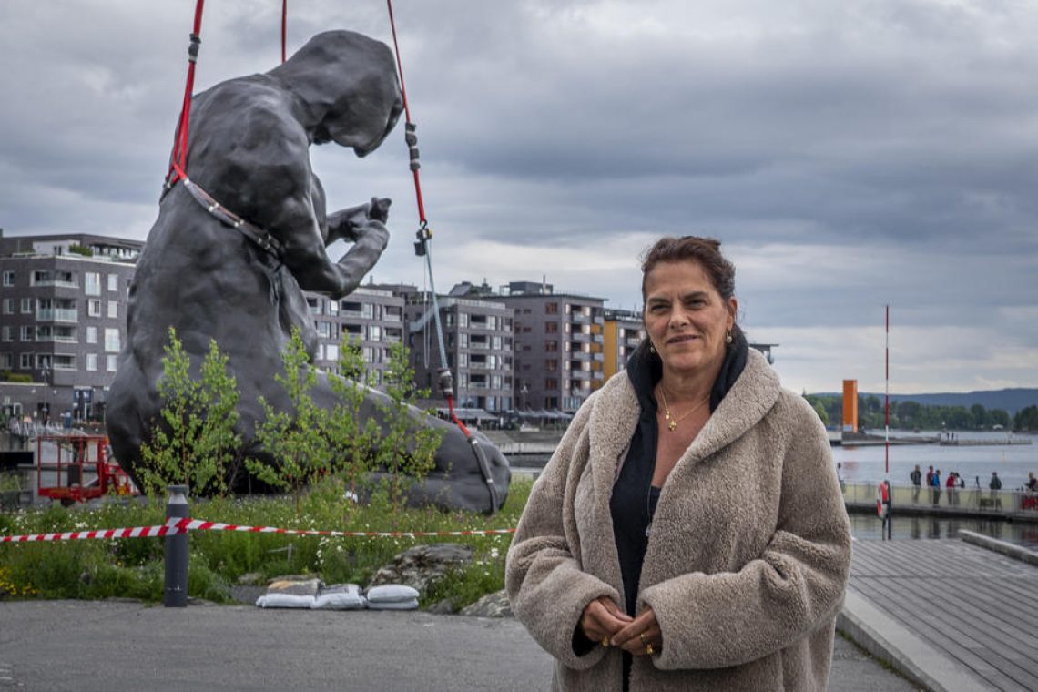 Skulptura Mati postavljena pred muzejem v Oslu
