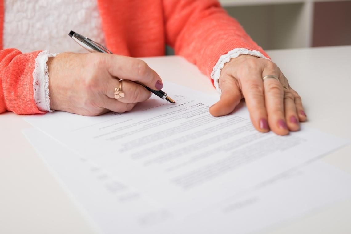Uslužbenka Upravne enote Ravne na Koroškem naj bi ponarejala listine