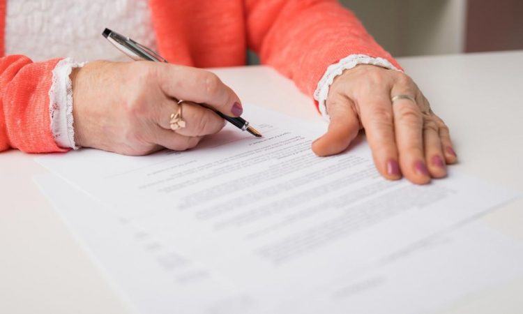 Uslužbenka Upravne enote Ravne na Koroškem naj bi ponarejala listine