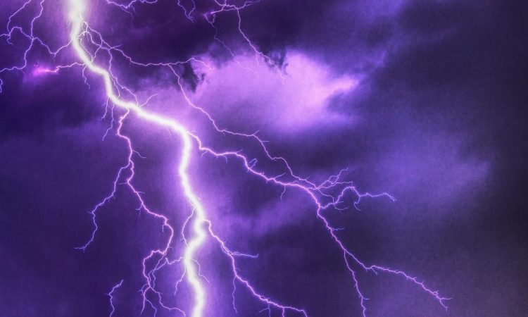 Udar strele na Malem Triglavu poškodoval 10 planincev