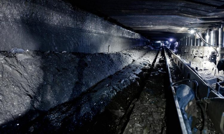 V Premogovniku Velenje v stebrnem udaru poškodovanih 12 rudarjev