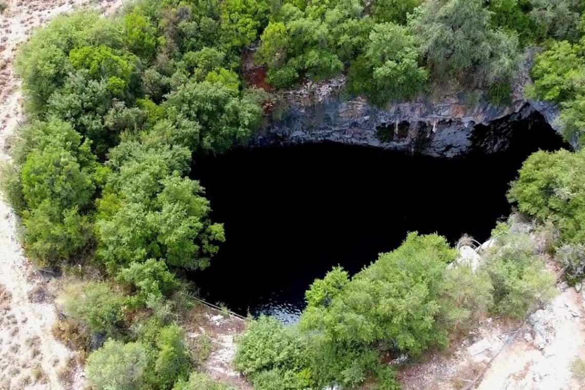 Moški padel 30 metrov v globel