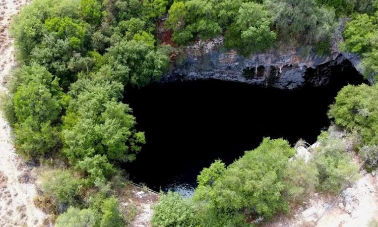 Moški padel 30 metrov v globel
