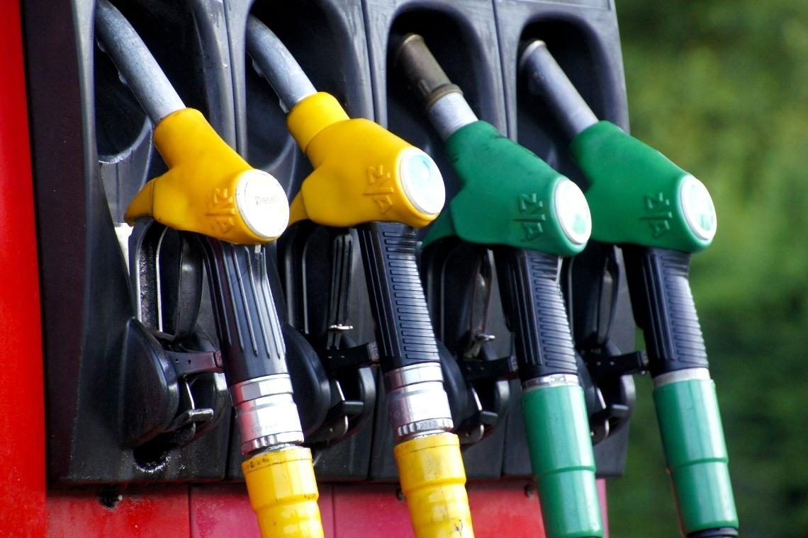 Bencin in dizel zunaj avtocest od torka cenejša za 8,6 in 2,4 centa