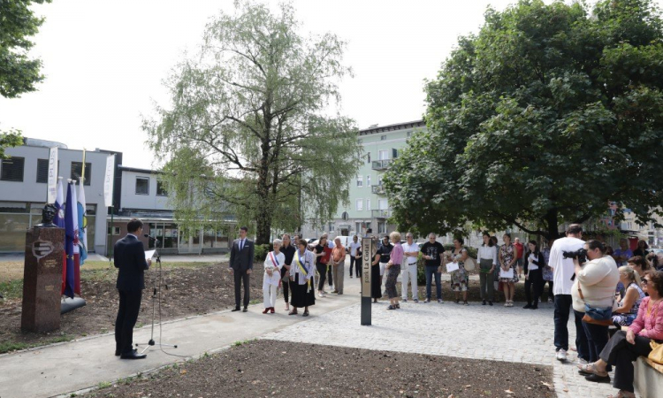 Kranjski park z novo podobo in novim kipom Prešernovega sodobnika