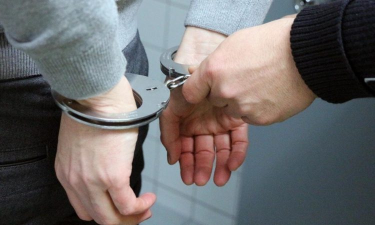 Večer: Vložena obtožnica zoper peterico odpuščenih policistov