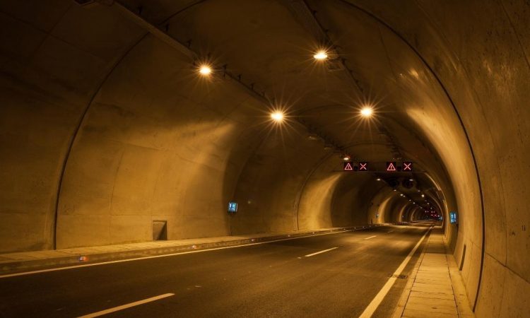 Predor pod Ljubljanskim gradom zaprt