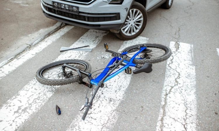 Policija išče voznika skuterja, ki je v Ljubljani trčil v kolesarko in zbežal