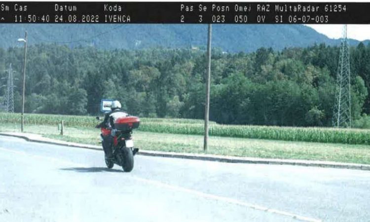 Motorist skozi naselje kar s 111 kilometri na uro
