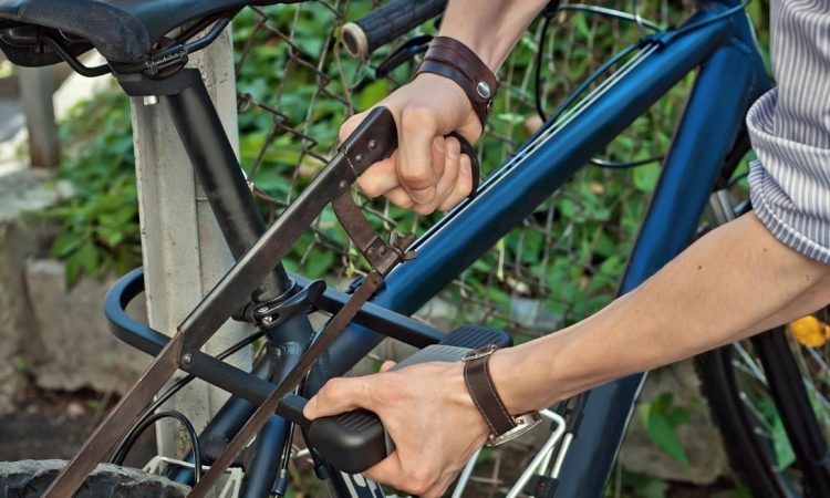 V središču Ljubljane po grožnji s pretepom ukradli kolesa