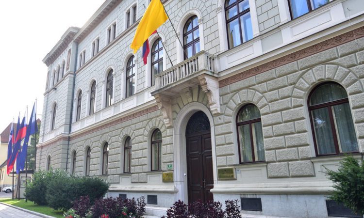 Pred volivci odločanje o novem predsedniku republike