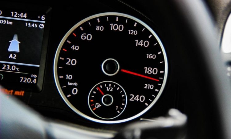 Na izolski obvoznici prekoračil hitrost za 70 kilometrov na uro