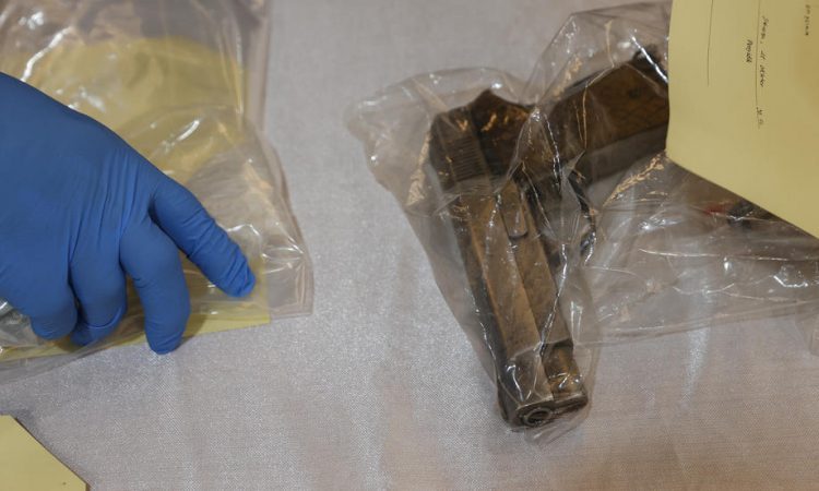 Policiji po telefonu grozil s samomorom, ob prihodu policije prišlo do streljanja