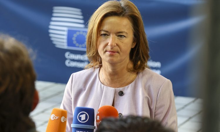 Poslanci danes o interpelaciji ministrice Fajon