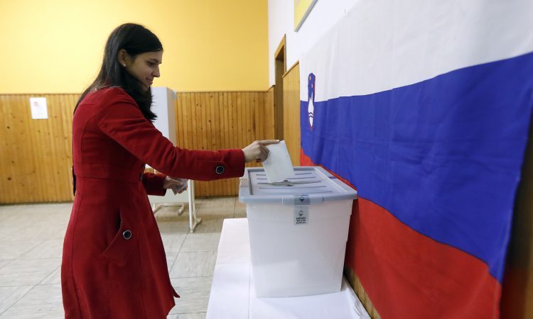 Do 16. ure volila nekaj manj kot tretjina upravičencev