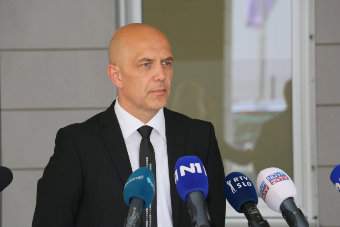 Lindav v poročilu premierju: Vpliv politike na delo policije se kaže predvsem pri zahtevah po kadrovanju