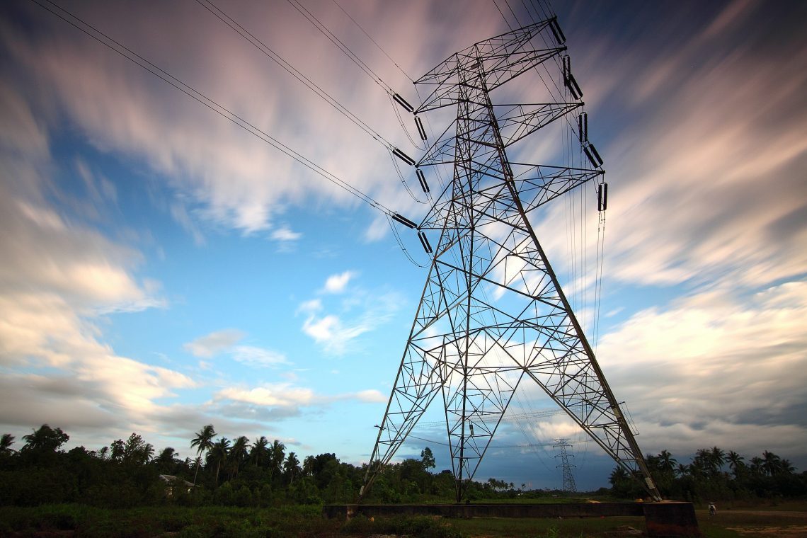 Vlada v omejitev cen elektrike in plina za javne zavode in občine