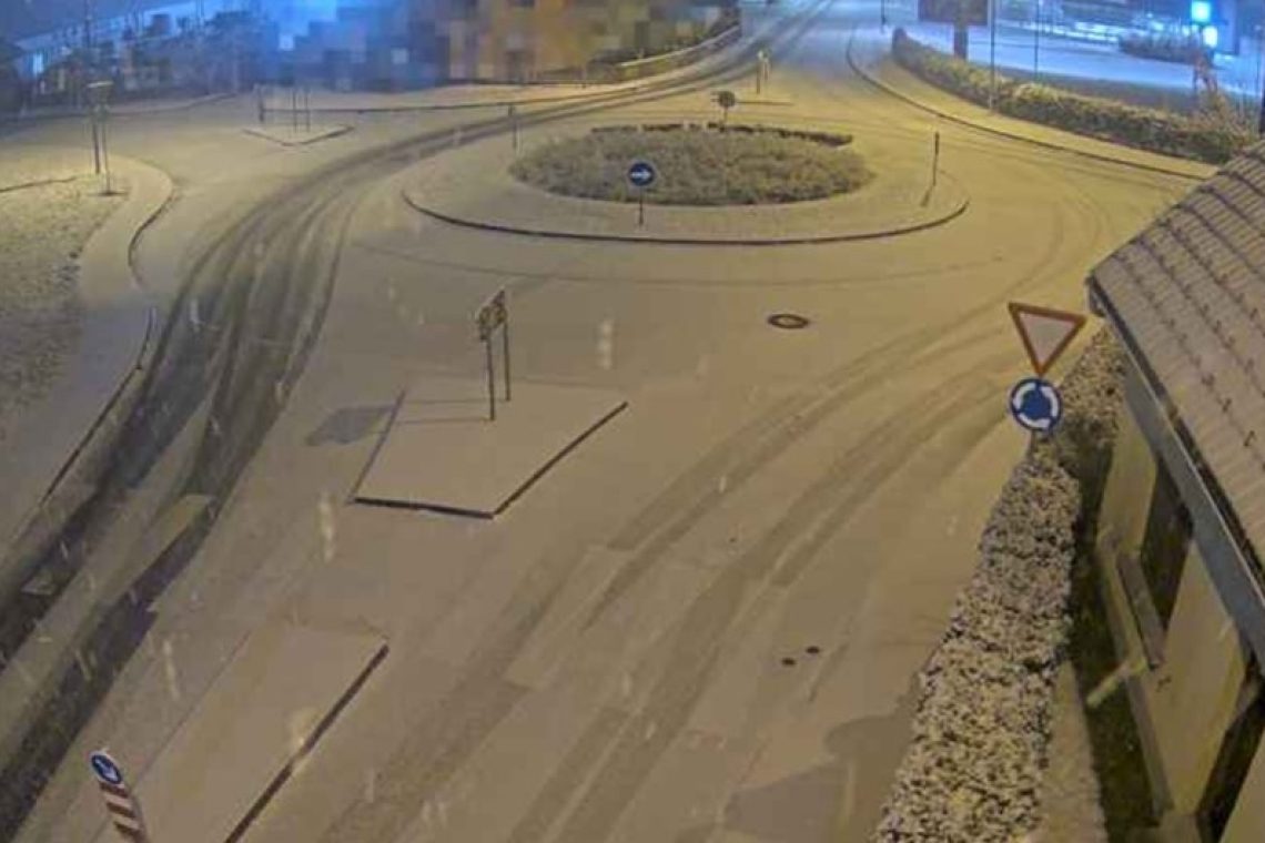 Ob močnem vetru in sneženju pričakovati snežne zamete in vetrolome