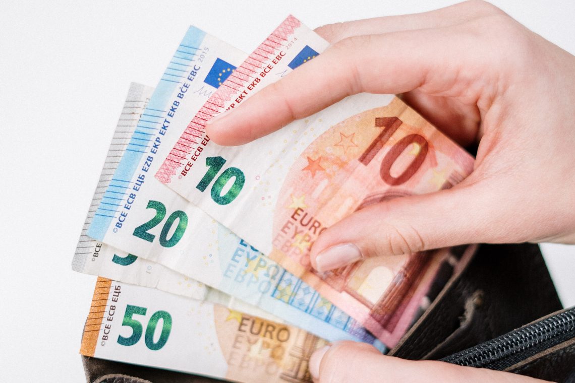 Vlada danes sindikatom predstavila analizo stanja v plačnem sistemu