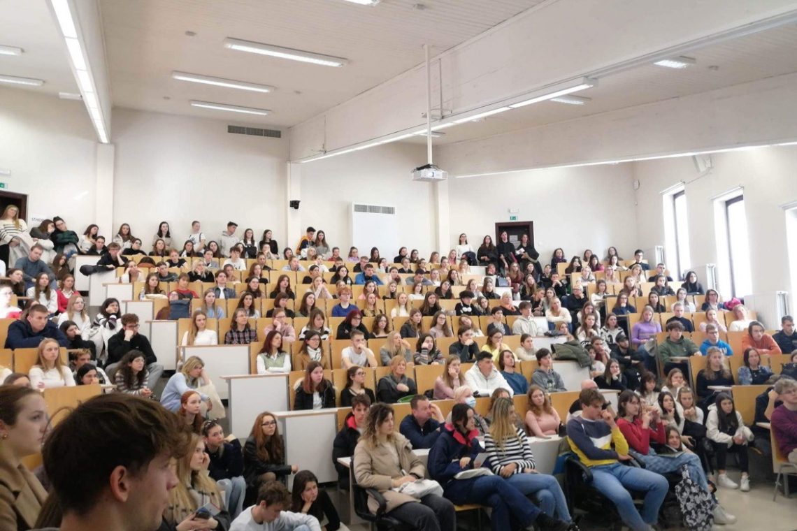 ŠOU v Ljubljani pozdravlja dveletno prehodno obdobje pri vpisu na univerze s poklicno maturo, a si želijo več