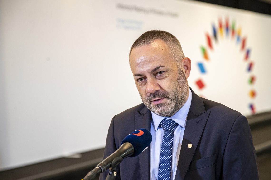 Vlada bo podaljšala uredbo za zamrznitev višine premije dopolnilnega zavarovanja