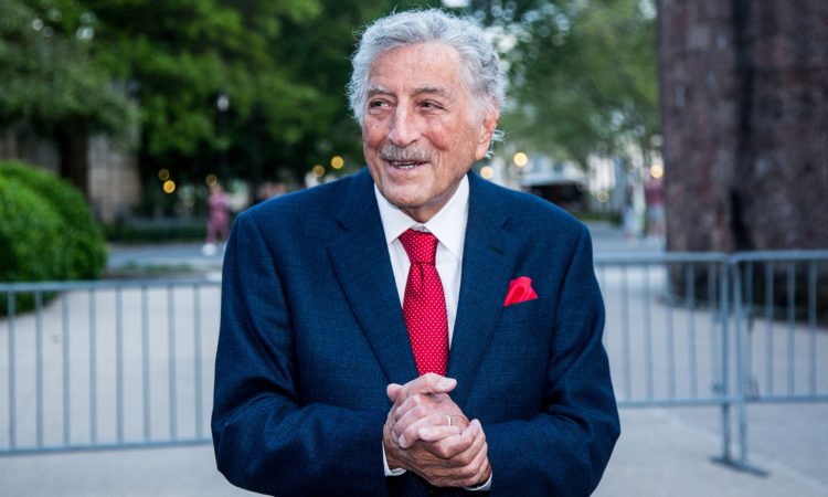 V 97. letu starosti umrl legendarni pevec Tony Bennett