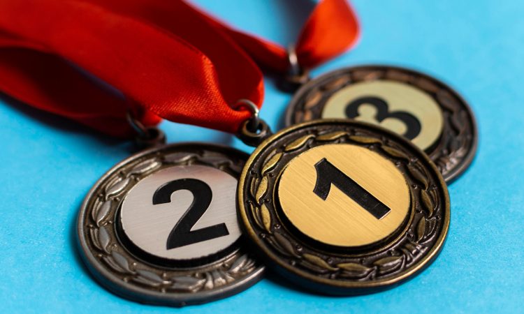 25. julij: na 15. poletnih olimpijskih igrah prvič samostojno nastopijo športniki Slovenije