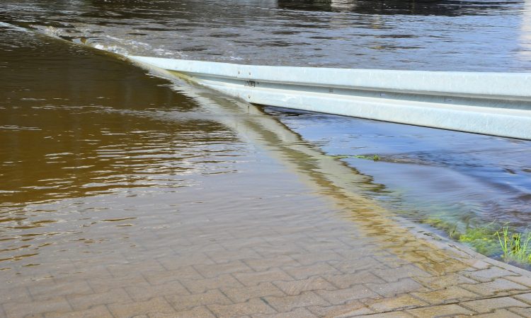 Gorenjska pod vodo, težave povzročajo tudi plazovi