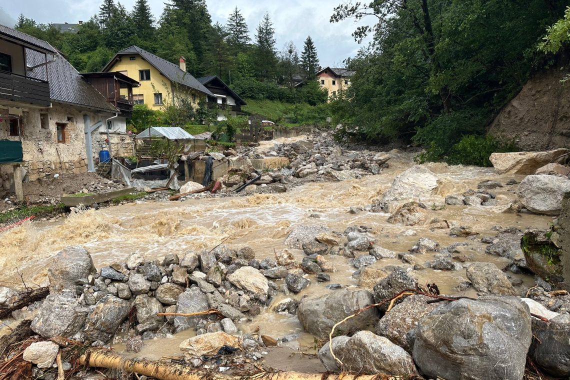 Na Škofjeloškem po poplavah največjo nevarnost predstavljajo plazovi