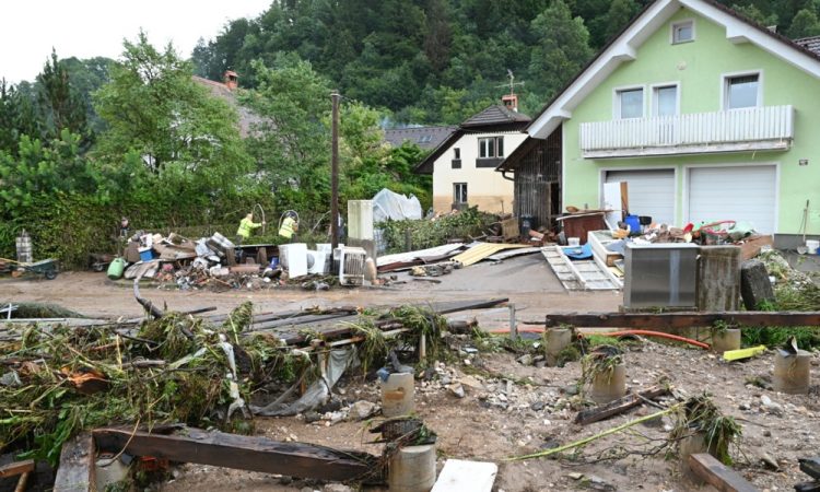 V Slovenijo prihaja pomoč iz tujine