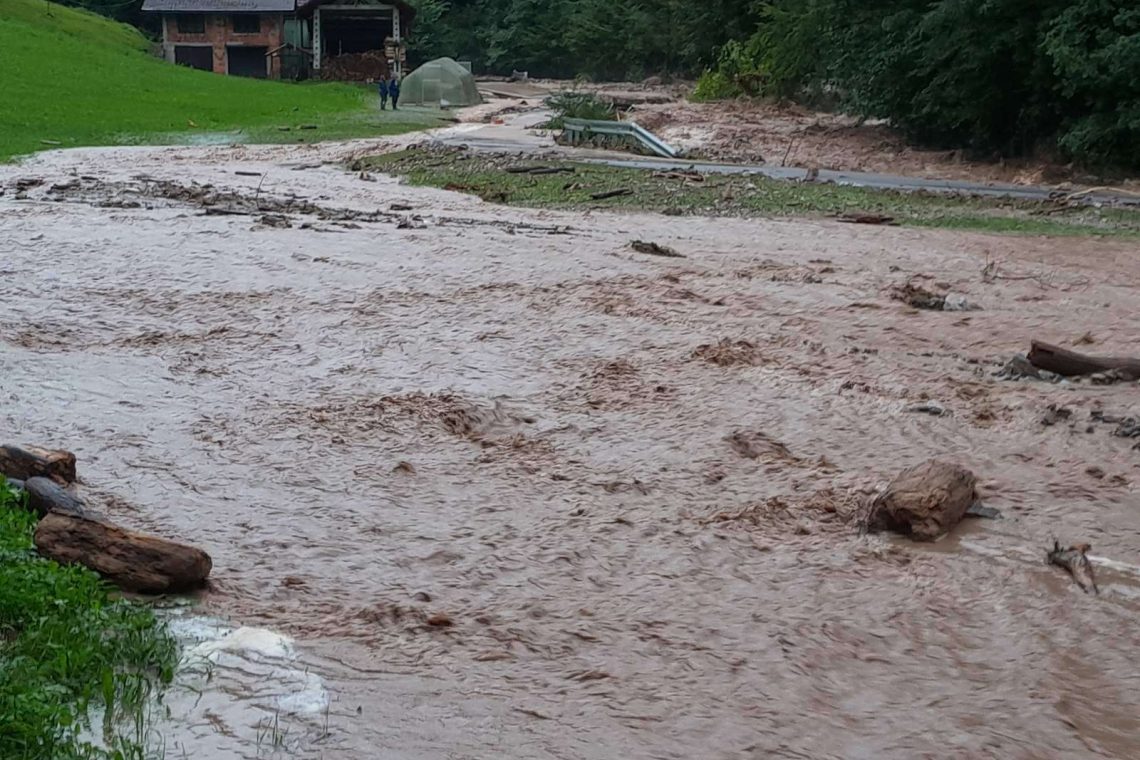 Črna na Koroškem dostopna prek zasilne makadamske poti