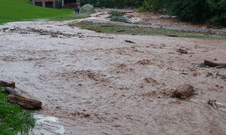 Črna na Koroškem dostopna prek zasilne makadamske poti