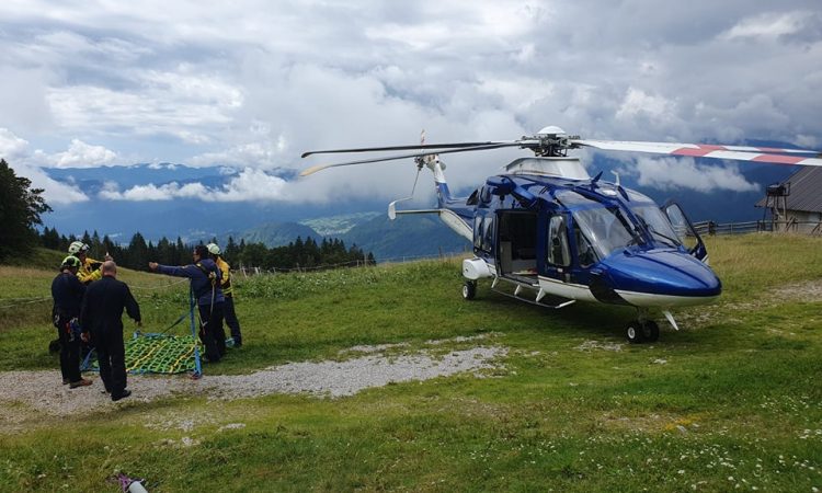 Policijski helikopter dostavlja tudi sode nafte in rešuje živali 