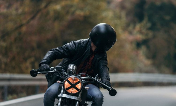 Motorist najvišjo dovoljeno hitrost prekoračil za 90 kilometrov na uro