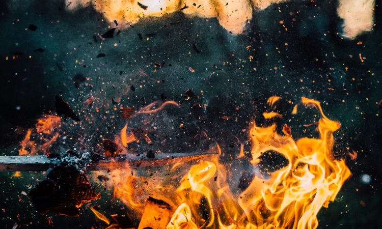 V požaru pri Šenčurju poškodovani trije gasilci