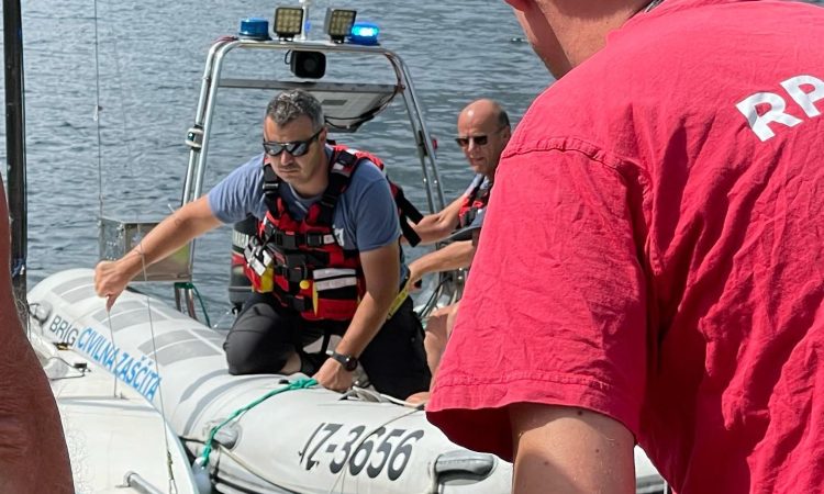 V nesreči jadrnice na Bohinjskem jezeru utonila oseba