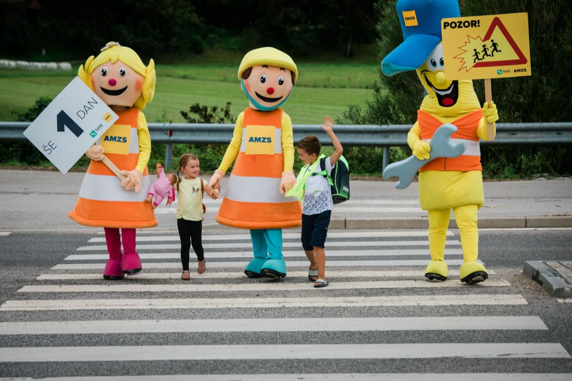 Policija in otroci v Novem mestu prikazali, kako se varno gibati v prometu