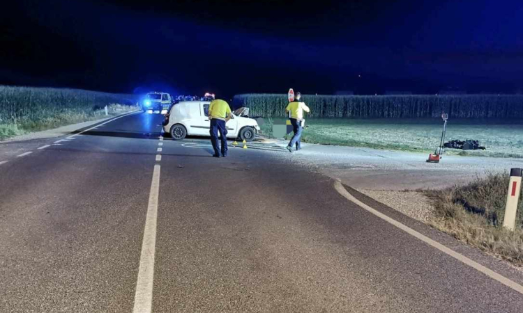 V prometni nesreči pri Britofu umrla voznik motornega kolesa in njegov sopotnik