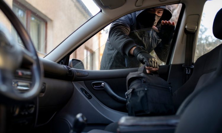 Koprski kriminalisti prijeli osumljenca ropa in povzročitve hude telesne poškodbe