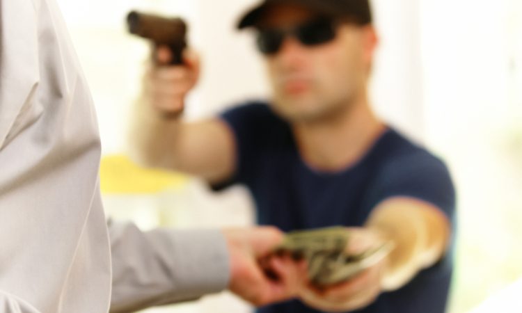 Policisti iščejo oboroženega roparja prodajalne v Grosupljem
