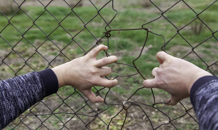 Policist iz mešane patrulje poškodovan med ugotavljanjem identitete tujca