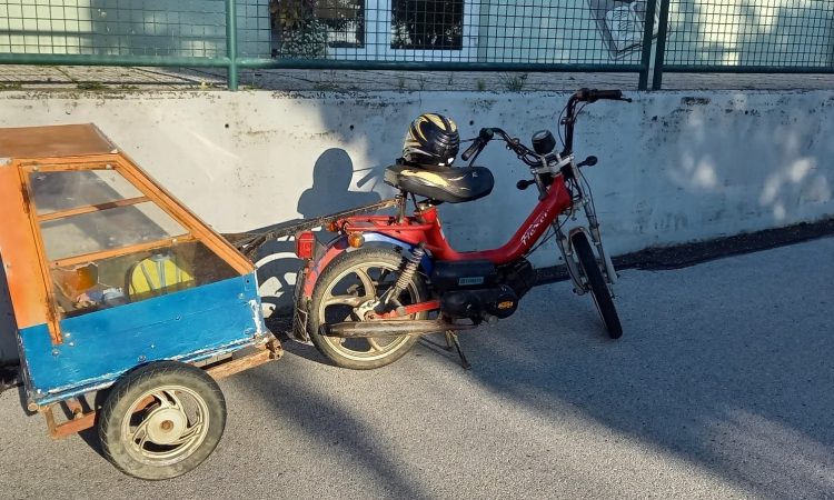 Otroka peljal v vrtec v doma narejenem priklopniku mopeda
