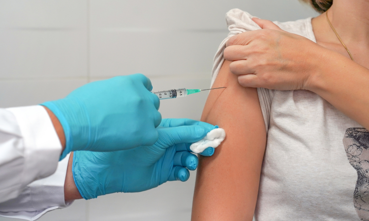 Cepljenje proti gripi predvidoma od začetka oktobra, na voljo bo 185.000 odmerkov