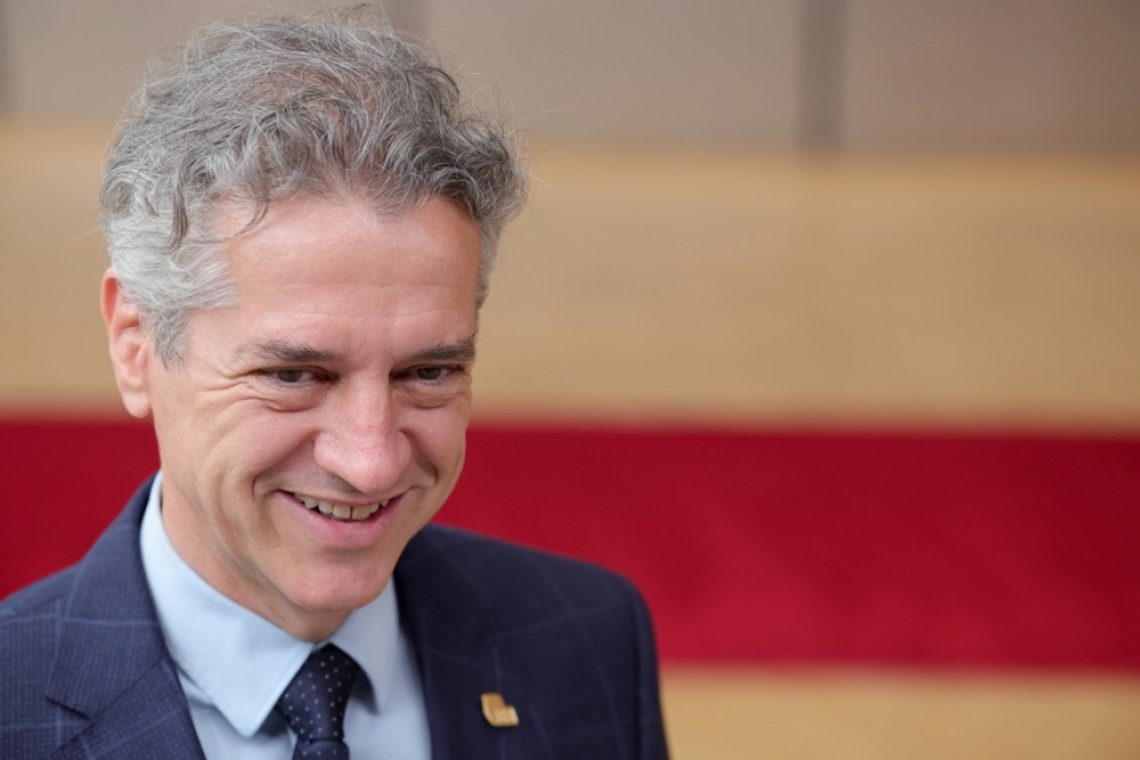 Po Golobovem mnenju najbolj učinkovit način upravljanja migracij njihova legalizacija