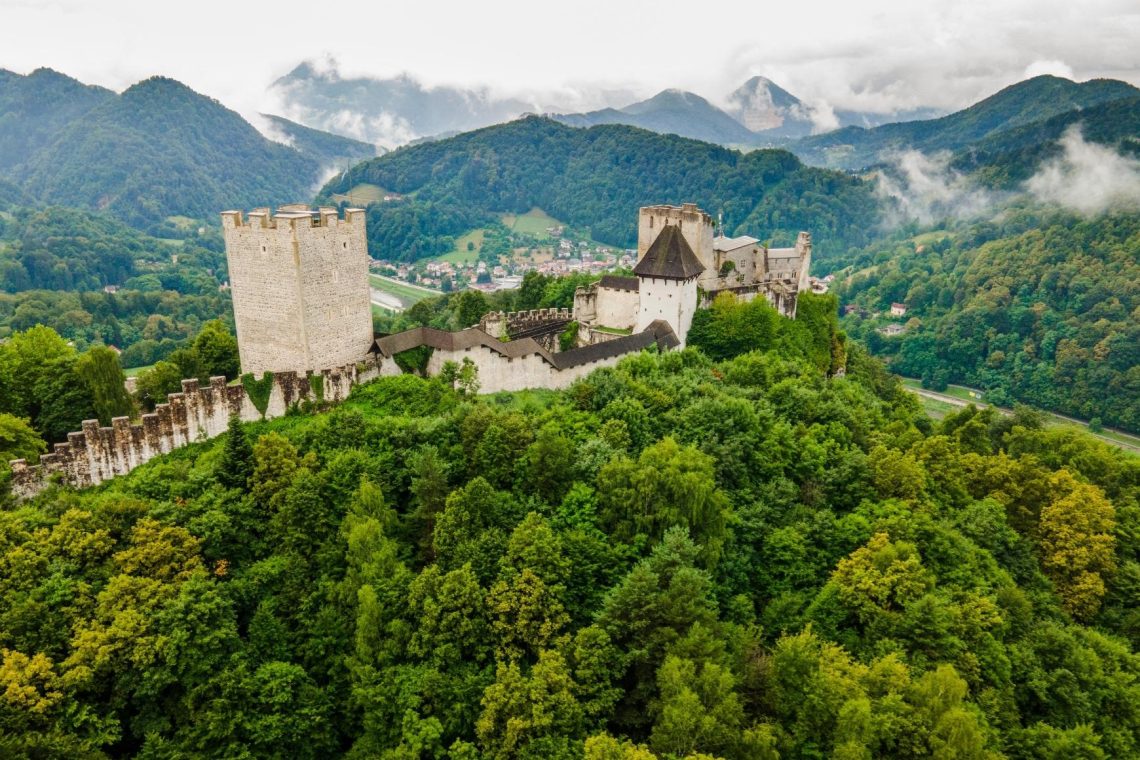 V petek bo Stari grad Celje osvetljen z rdečo, v nedeljo pa z vijolično barvo
